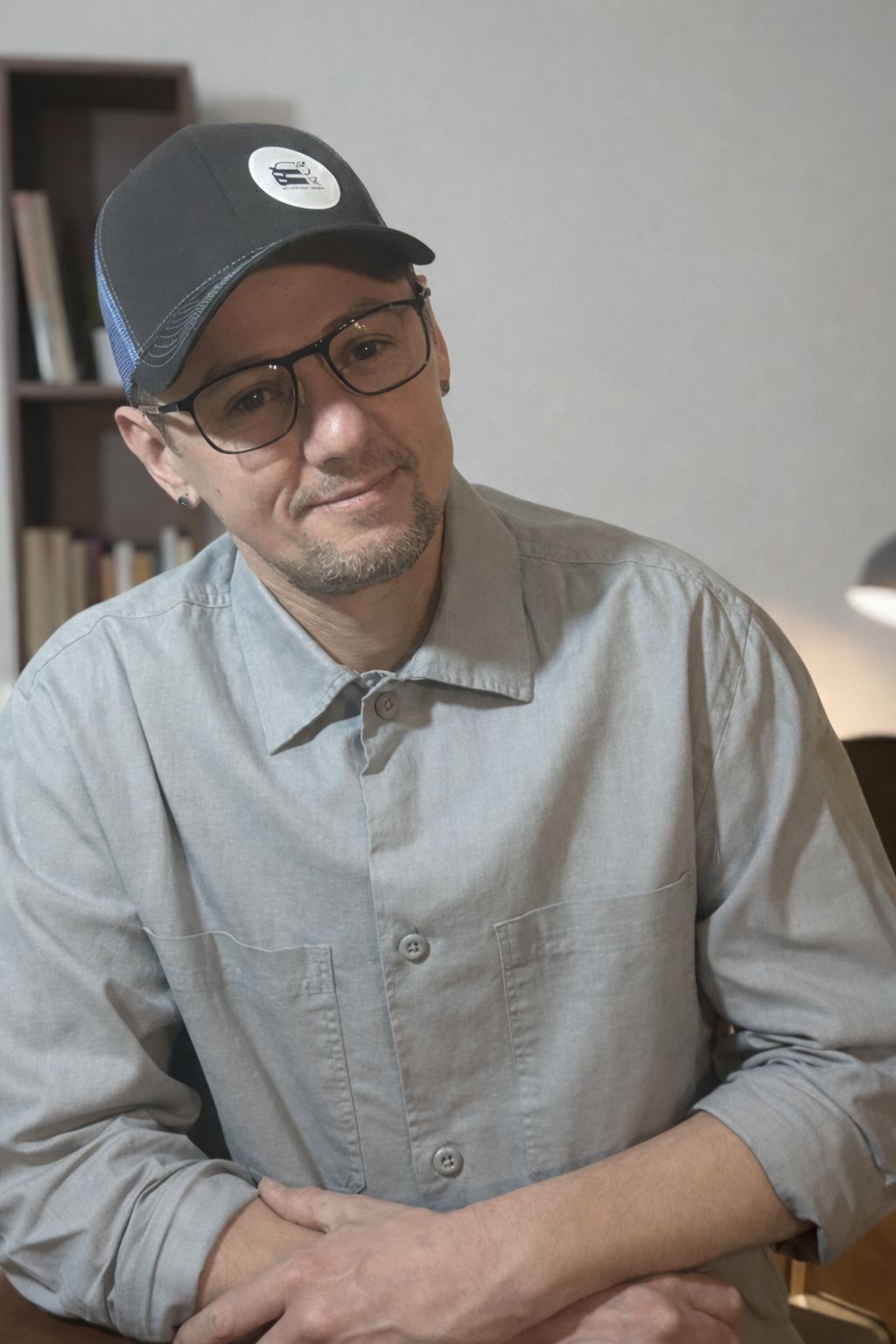 Konstantin Heinrichs bei einer Fahrzeugbegutachtung