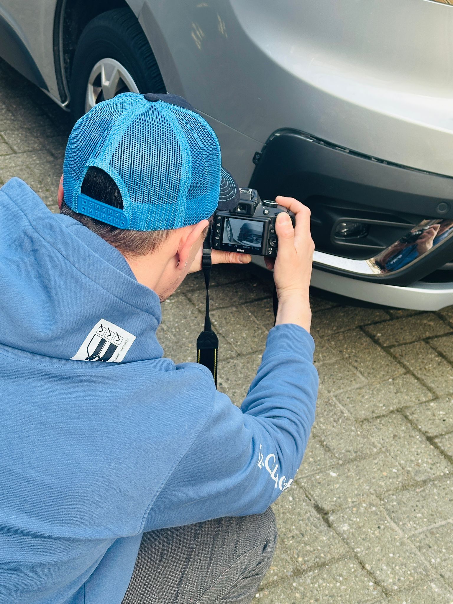 Fotodokumentation eines Fahrzeugschadens für ein Gutachten